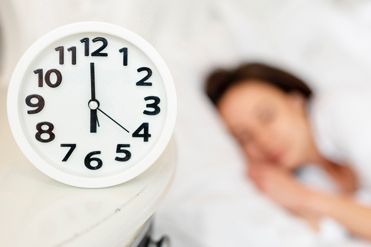    «Важно понимать, что если человек живет по режиму, ложится и встает примерно в одно и то же время каждый день, то примерно за 40 минут до предполагаемого засыпания в его организме начинает вырабатываться гормон сна — человек зевает, чувствует усталость, быстро засыпает и тем самым помогает своим внутренним биологическим ритмам правильно работать».   
Фото: ru.freepik.com