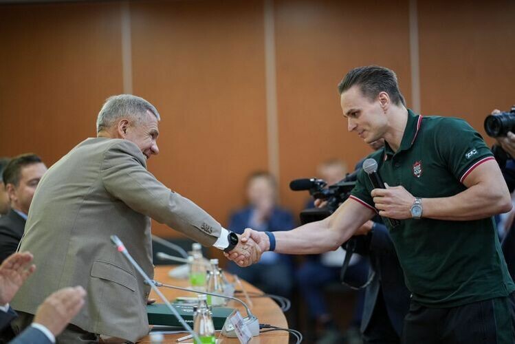    Рустам Минниханов публично поддерживает «Ак Барс» и «Рубин».   
Фото: ak-bars.ru