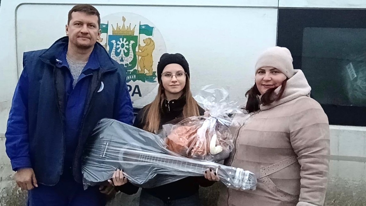    Глава Нефтеюганска передал новогодний подарок ребенку в Макеевку