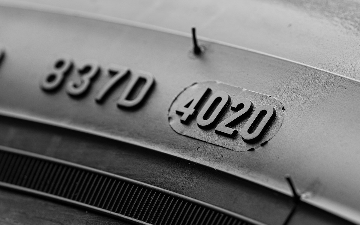 Vladimir Razgulyaev / Shutterstock / FOTODOM📷Первые два символа — номер недели производства (от 01 до 52). Последующие два — последние две цифры года