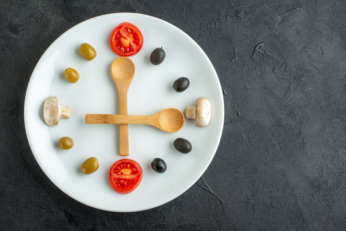    Ограничение времени приема пищи без сокращения калорий не улучшает метаболизм и здоровье сердца.