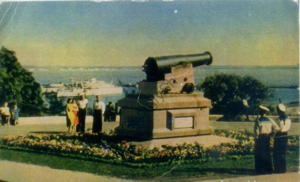 Пушка у Горсовета. 