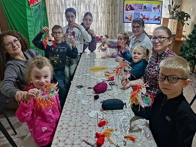 Дети и взрослые показывают свои поделки