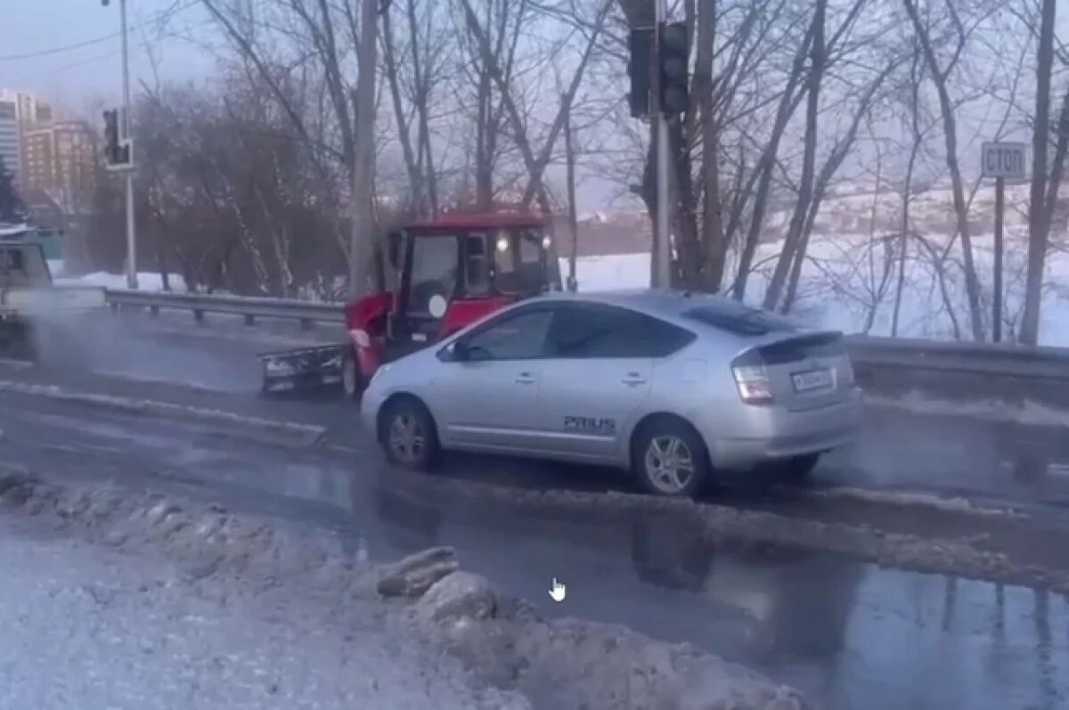    Улицу Трубачеева в Улан-Удэ затопило из-за прорыва заводского трубопровода