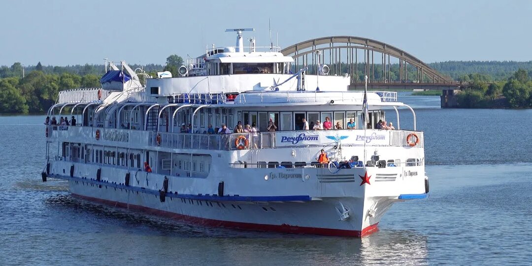 Легендарный «пузырь» на Волге: Теплоход «Григорий Пирогов» заходит в Калязин