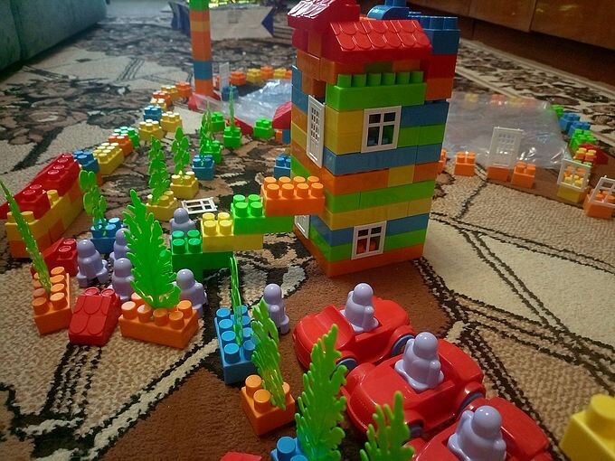 Домик, собранный из конструктора