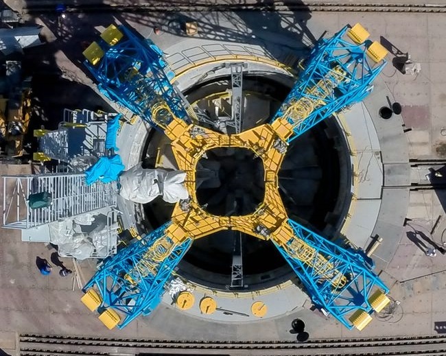 Фото 1. Масчта слева. 4 опорные фермы.  Вид сверху. 