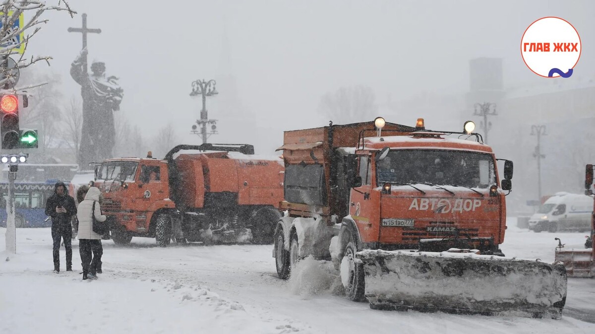 В Москве к уборке снега привлекли около 130 тыс. человек и более 15 тыс. единиц техники
