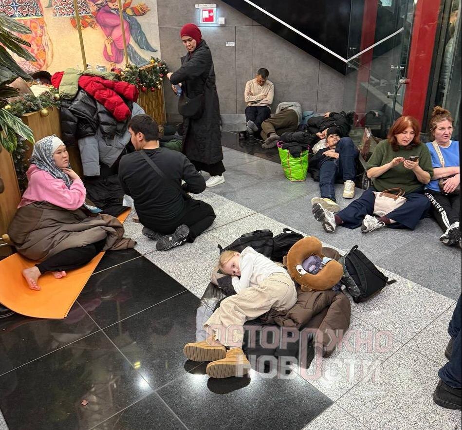    Люди спят на полу: Что происходит в аэропорту Шереметьево?
