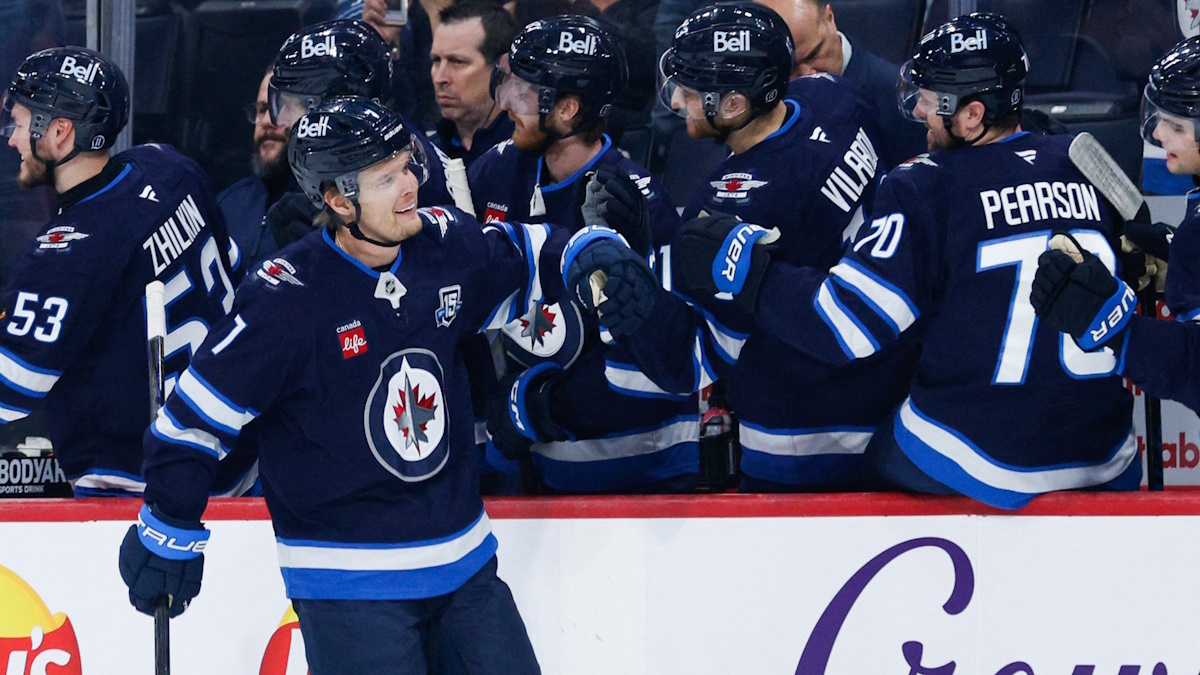 Владислав Наместников празднует заброшенную шайбу