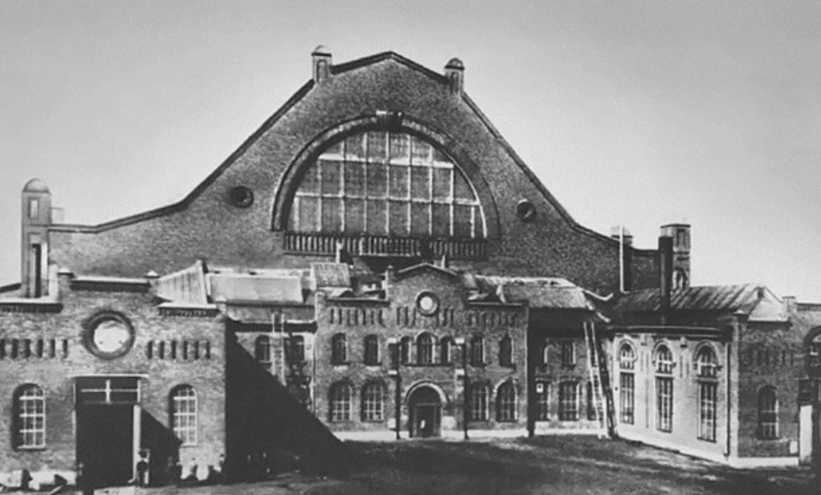 Кировский завод (ранее Путиловский завод, Красный Путиловец) — одно из старейших и крупнейших машиностроительных и металлургических предприятий Российской империи, СССР и современной России. Основан в 1801 году как Санкт-Петербургский чугунолитейный завод. 