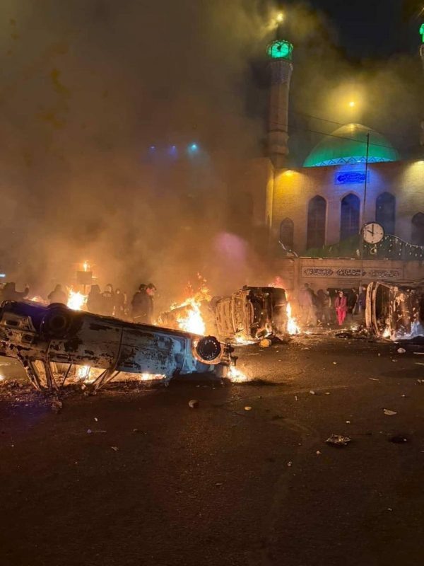    "Мирные протестующие" сжигают машины и поджигают мечети". Фото: соцсети