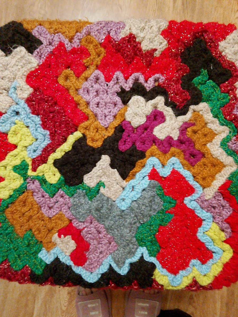 А вот как выглядит на табурете.