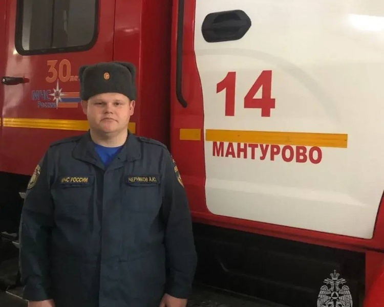     В Курской области водитель МЧС спас девушку из перевернувшейся машины на трассе