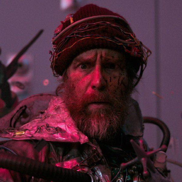     Сэм Рокуэлл из будущего объявляет войну современным технологиям в трейлере «Удачи, веселья, не сдохни»