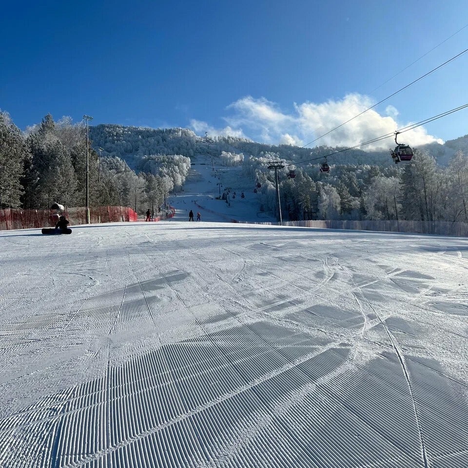 Сезонный ски-пасс можно купить на сайте курорта или по приезде. Фото: Татьяна Глушкова / Яндекс Карты