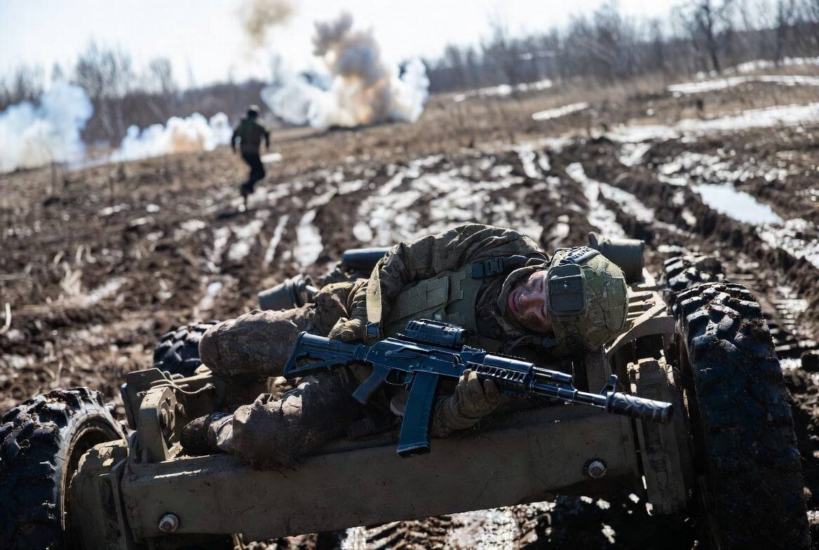     Эвакуационные тележки спасают бойцов на поле боя. Коллаж Царьграда