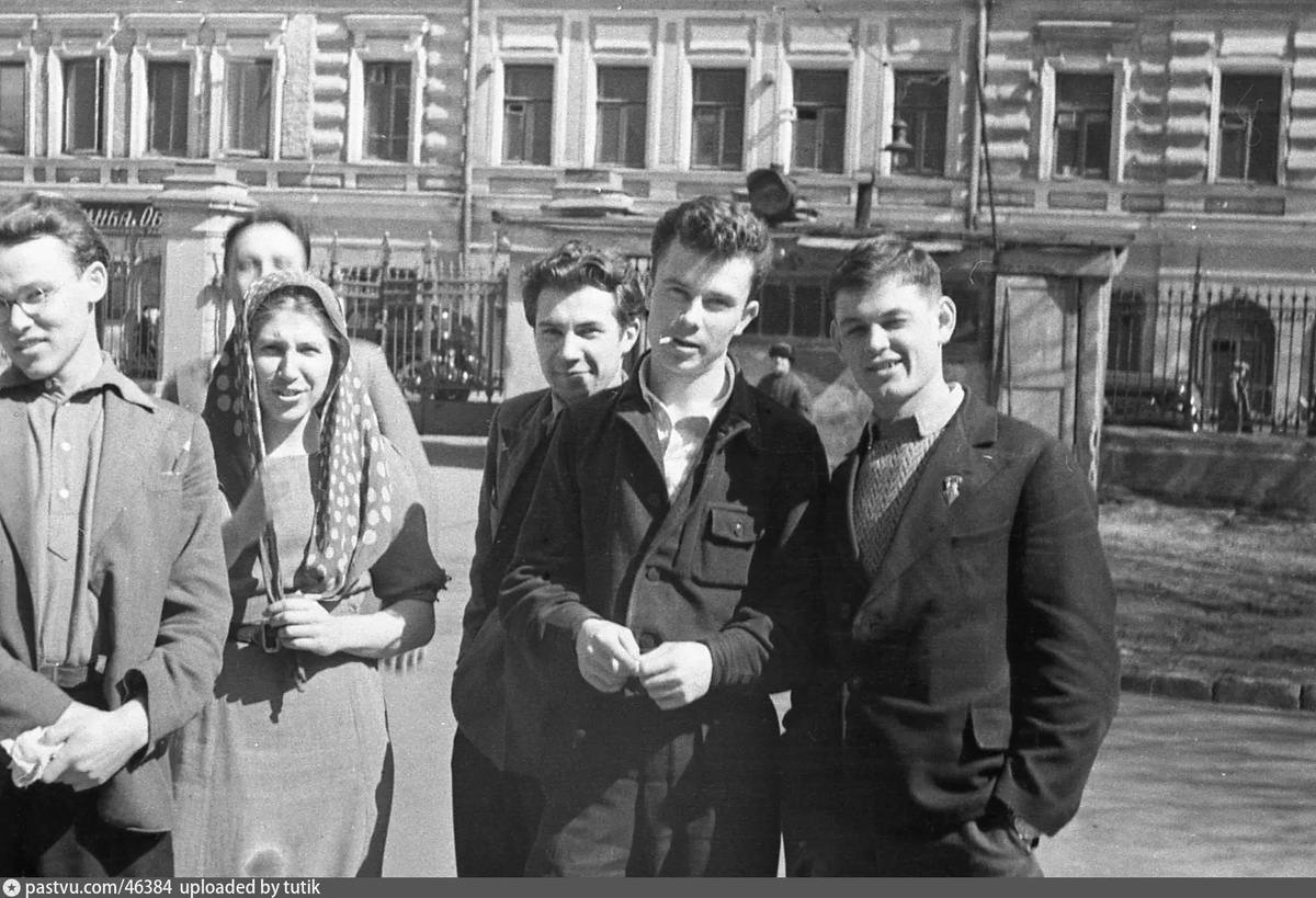 Дом №10, в котором потом появится пирожковая, 1939. На заднем плане какая-то вывеска. Но трудно понять, что там написано. Автор фото: Т. Фомина. С сайта www.pastvu.com.