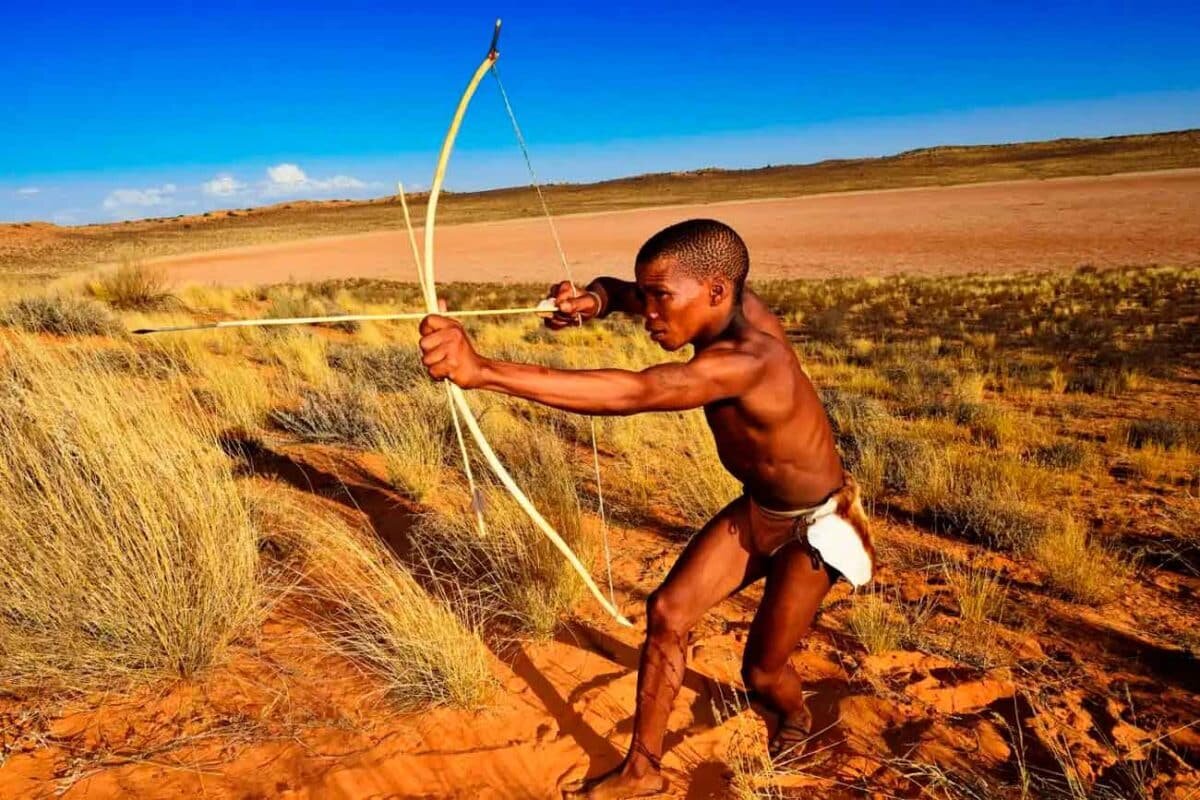    Представители народа Сан на юге Африки охотятся с использованием отравленных стрел, и эта практика, возможно, имеет поистине древние корни / © Alamy, imageBROKER.com