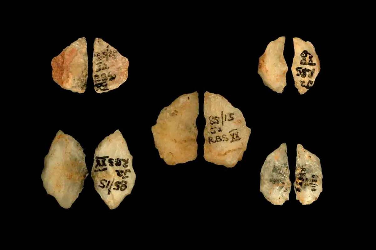    Наконечники стрел, найденные в скальном жилище Умхлатуцана в ЮАР / © Marlize Lombard