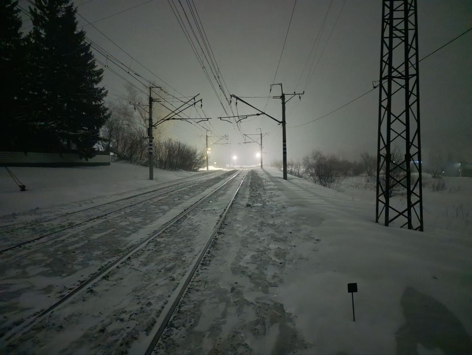    Мужчина около 50 лет лежал рядом с железнодорожным полотном. Фото: транспортная полиция Сибири