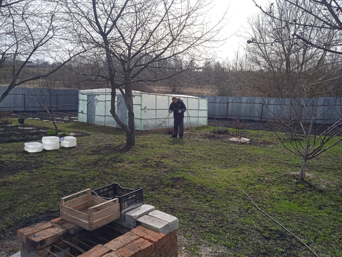 Муж помагает на ОГОРОДЕ!!!