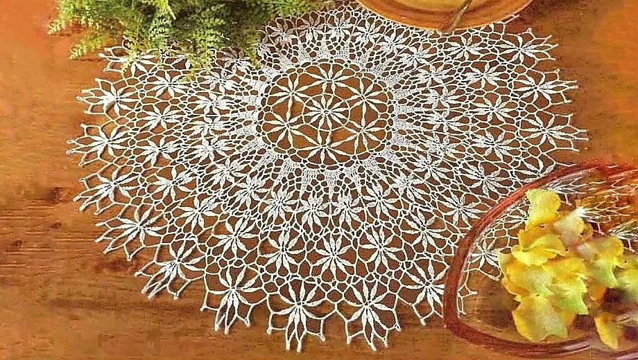 5 круглых салфеток с морозными узорами для вязания крючком. С их помощью, в дополнение можно связать снежинки