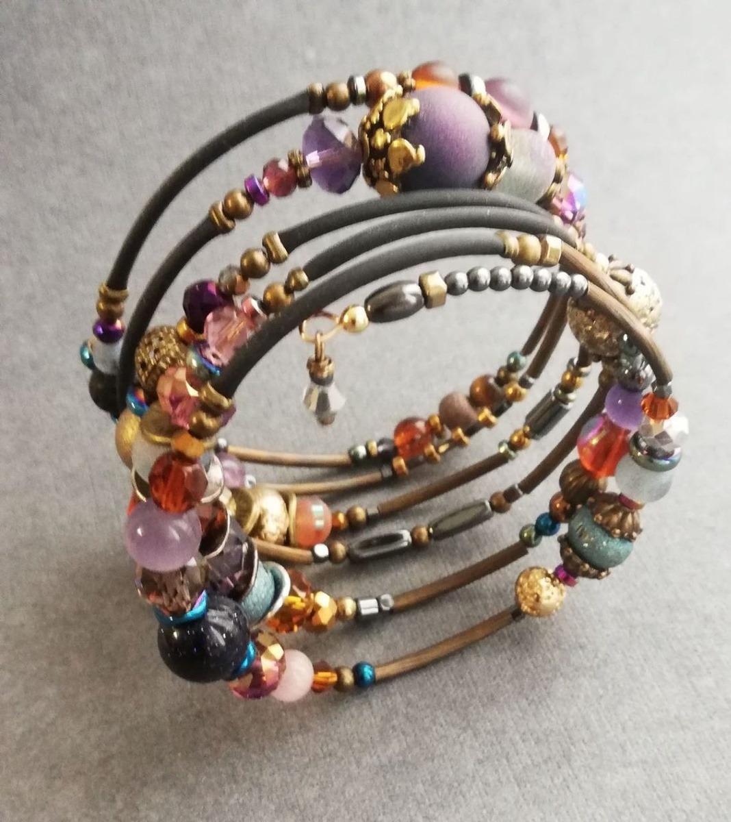 Нежные оттенки и переходы цвета из лилового в голубой через бронзовый и золотой. 