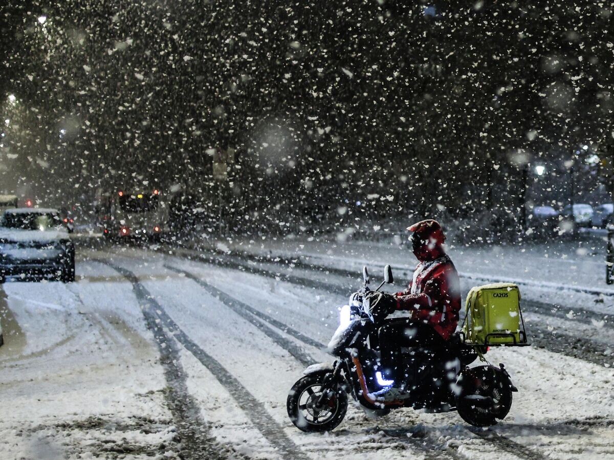    Курьер едет на электроскутере в Санкт-Петербурге | © РИА Новости / Артем Пряхин