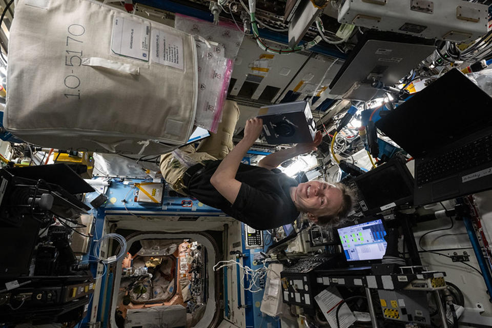 Зена Кардман готовит к установке в процессор инкубаторы ADSEP. Фото: nasa.blog.com