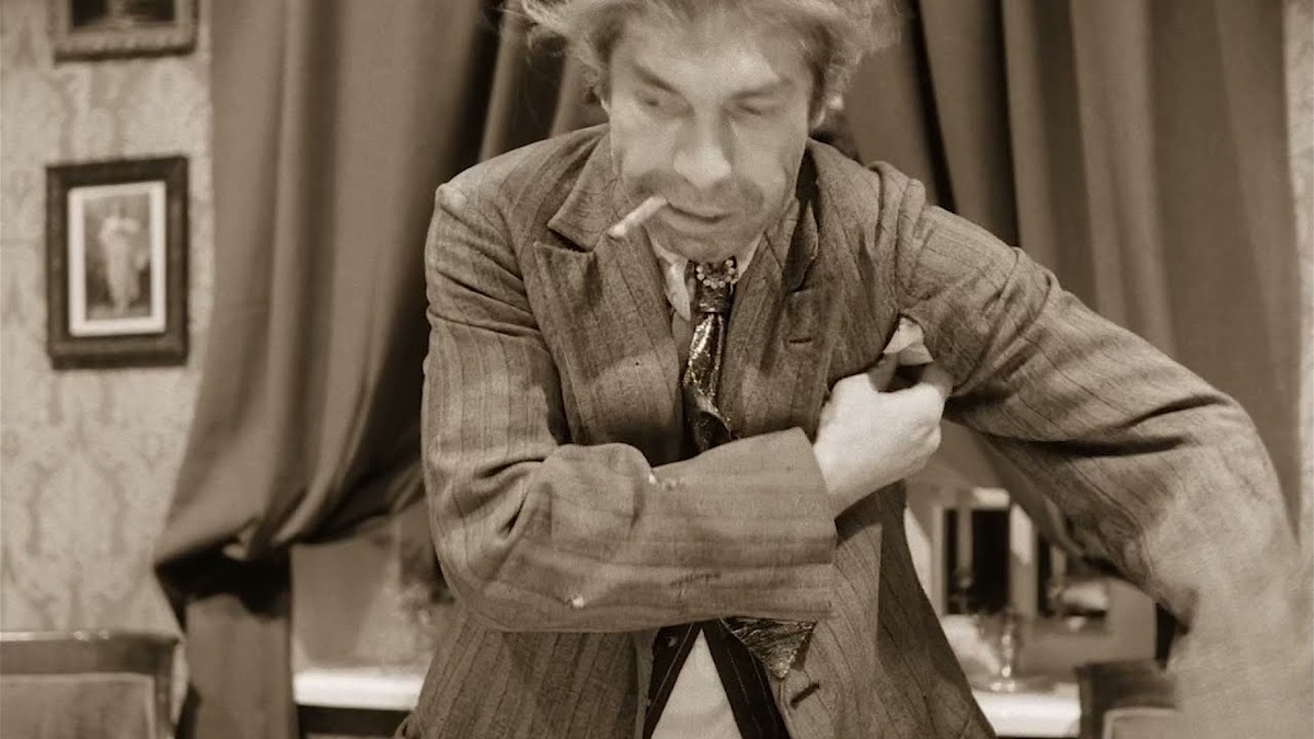 Актер Владимир Толоконников в роли Шарикова показывает, как это правильно делать 