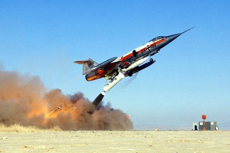 старт Lockheed F-104 Starfighter с помощью ракетных ускорителей