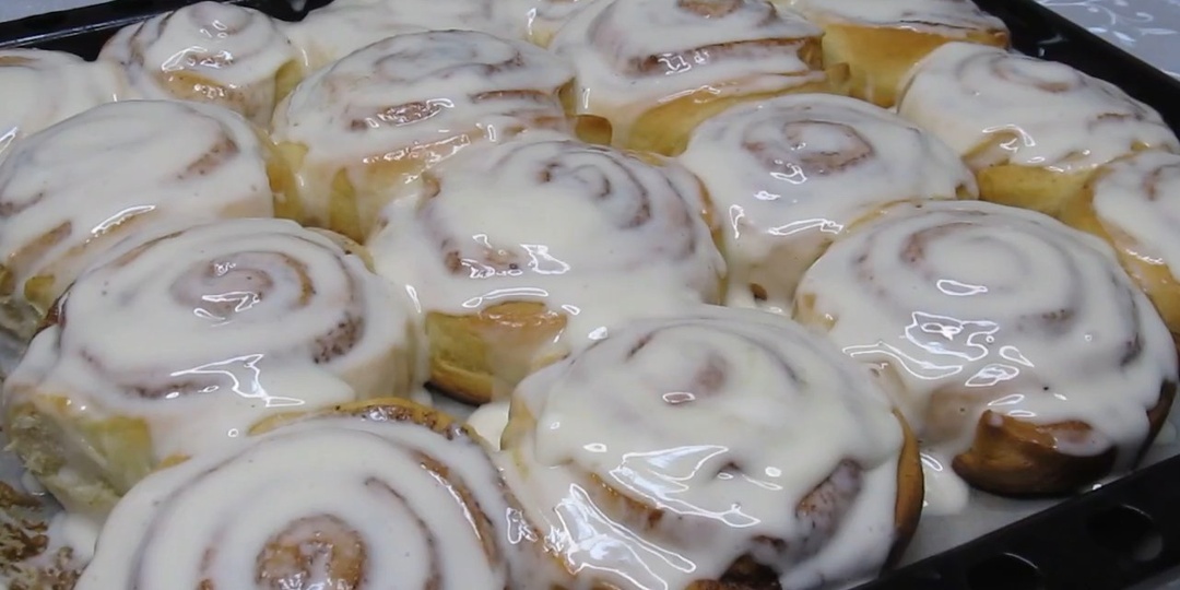 Самые вкусные в мире булочки, с корицей и кремом. СИНАБОНЫ. Пропитанный глазурью десерт.