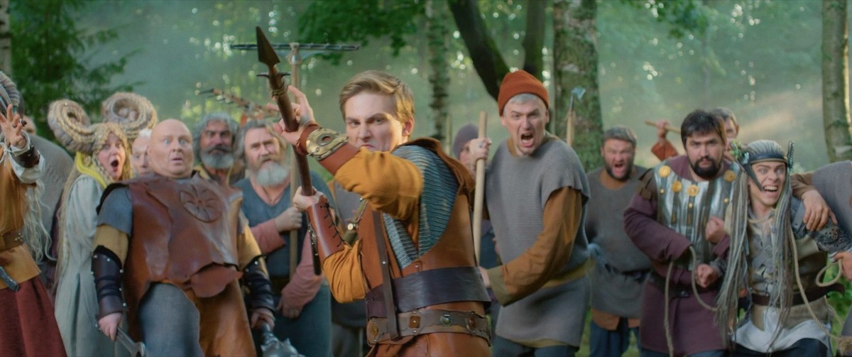 Внимательно всмотритесь в лица массовки. Деньги нужно отрабатывать.