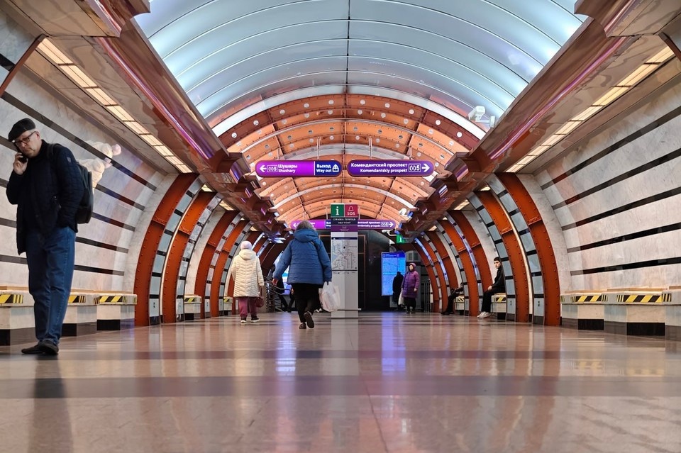    Как сообщают в пресс-службе метрополитена, поезда подолгу стоят на платформе «Обводного канала». Алексей БУЛАТОВ