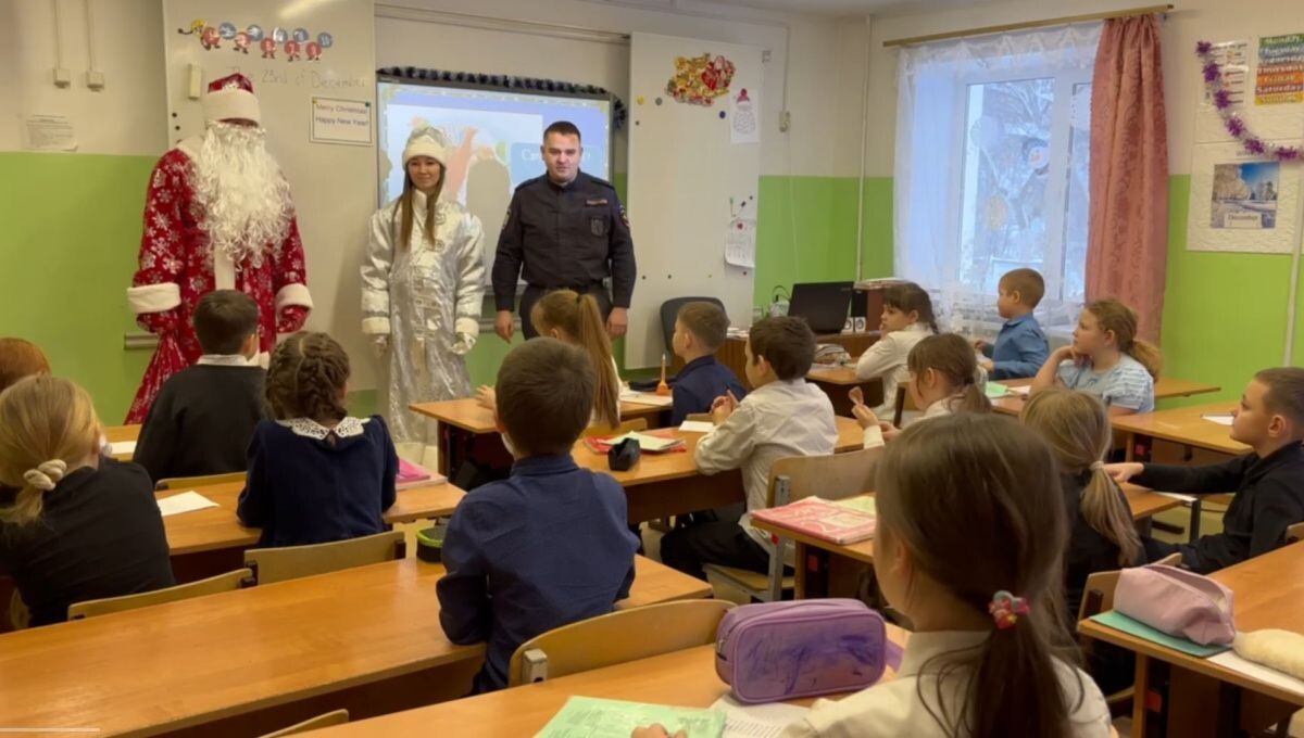     Полицейский Дед Мороз в гостях у школьников Источник: ОМВД по ЧГО Автор фото: Отдел МВД по ЧГО