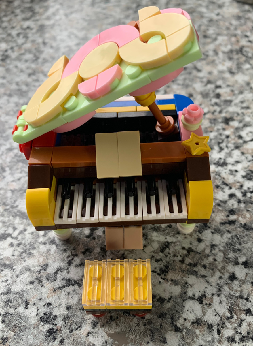 Вот и сам рояль. 