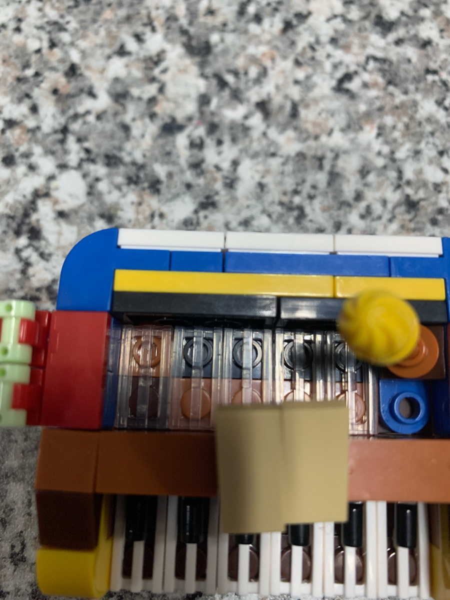 Струны, по которы типо бьют молоточки.