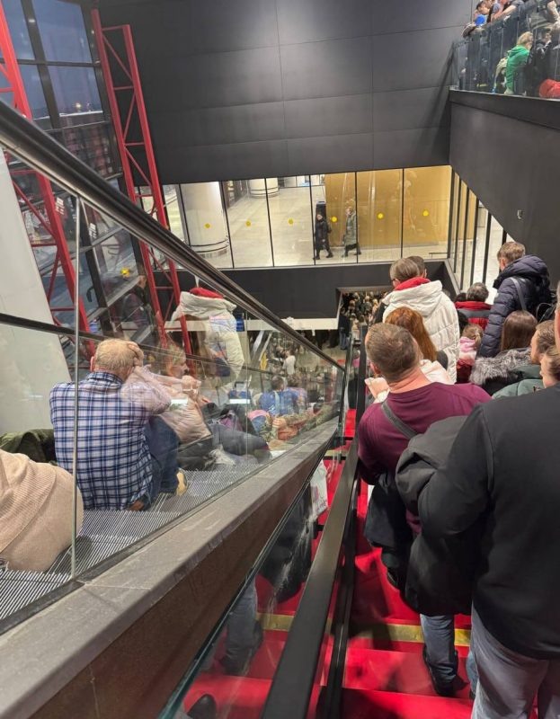    Люди спят даже на эскалаторах. Фото: соцсети