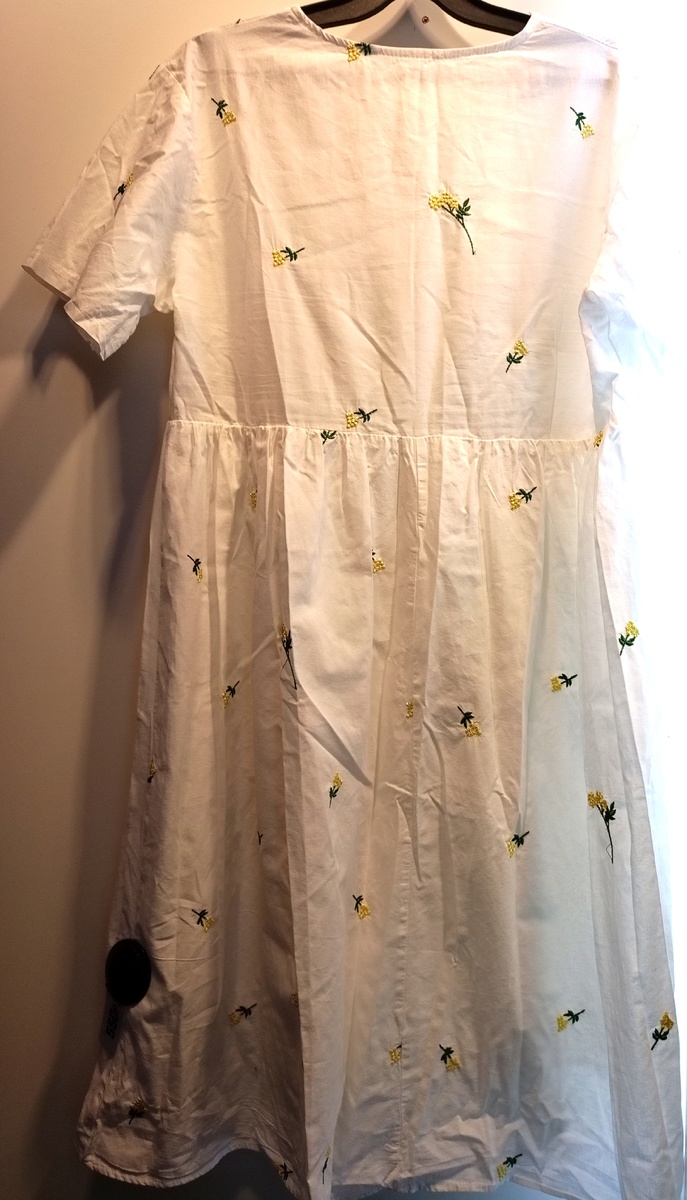 Хлопковое платье ручной работы с вышитыми цветами