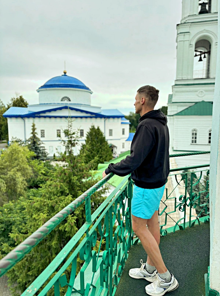 Раифский Богородицкий монастырь — это место, где время замедляет свой бег, а суета мира затихает у кромки заповедного леса. Представь: ты выходишь из густой тени вековых сосен, и перед тобой, словно видение из старинной сказки, вырастают белоснежные стены с лазурными куполами, отражающимися в зеркальной глади озера. 