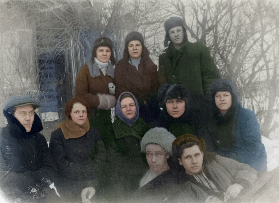 Зырянская молодёжь. Фотография из альбома Л. А. Сапожниковой