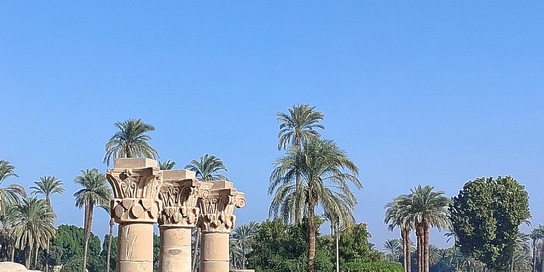 Он зарабатывает, а я красивая.