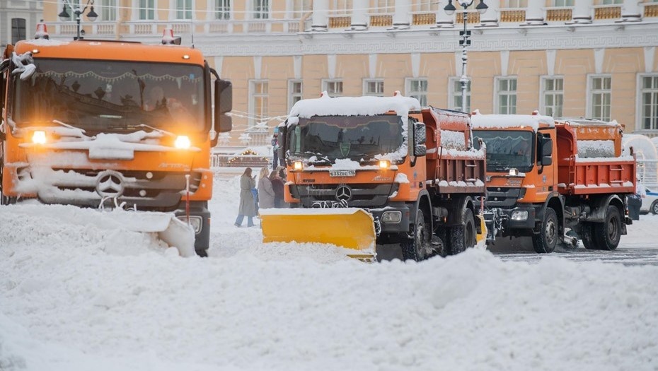    Снегоуборочная техника на Дворцовой площади Автор фото: Ермохин Сергей/ДП