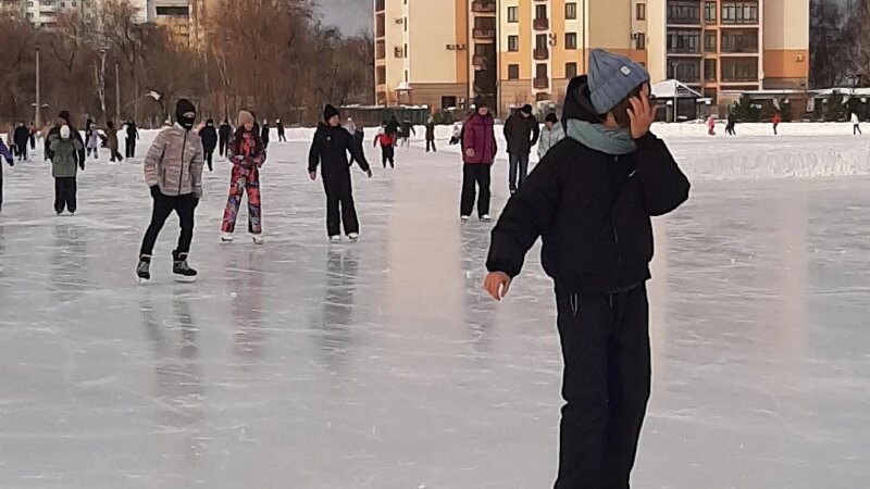     Барнаульцы отправились на каток «Клевченя». Лариса Васильева