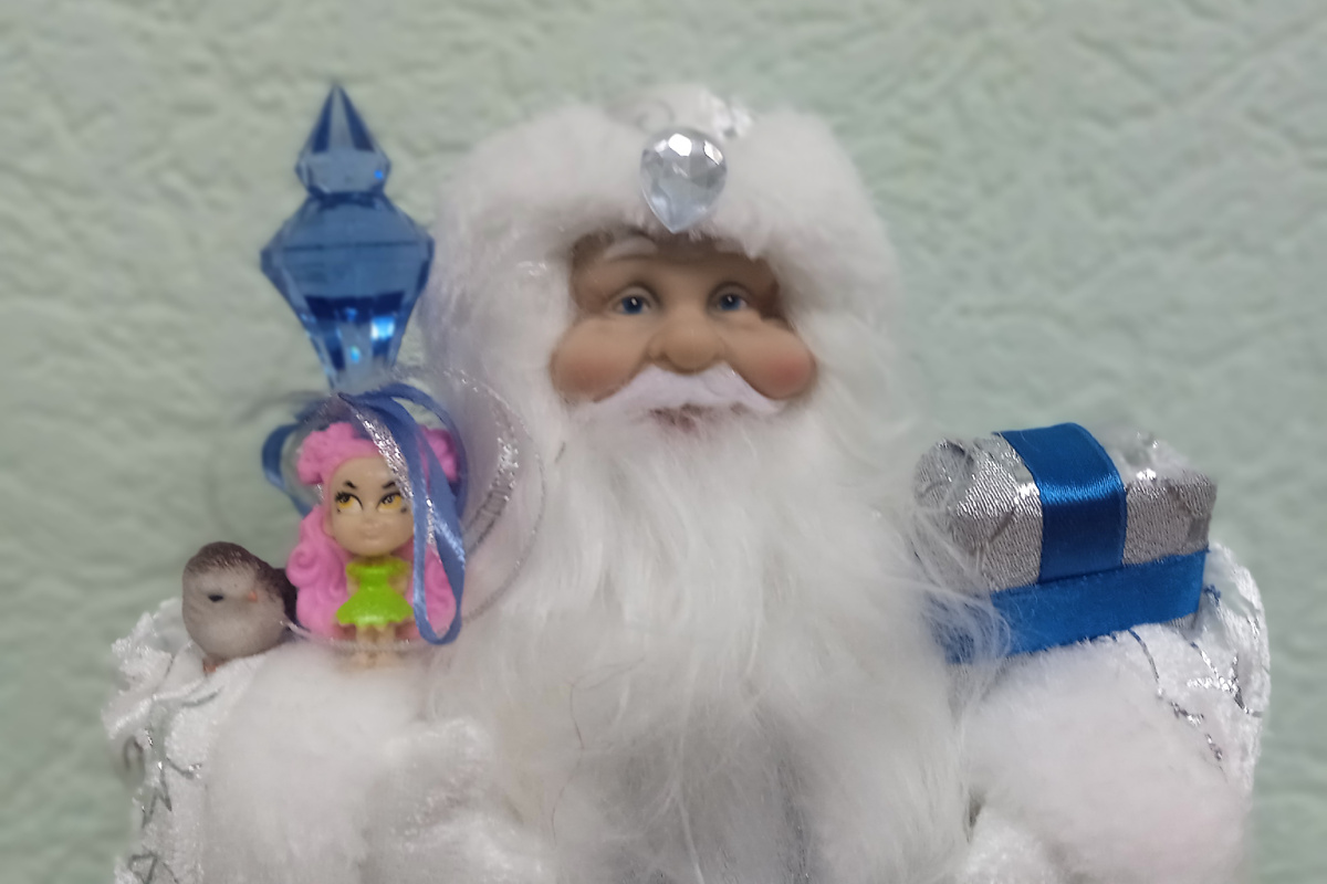 Дедушка слушает желания. Фото автора.