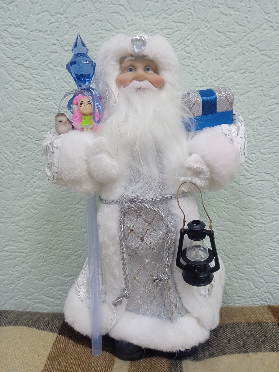 Дед Мороз не готов сдавать позиции.  Но готов исполнять желания. Фото автора.