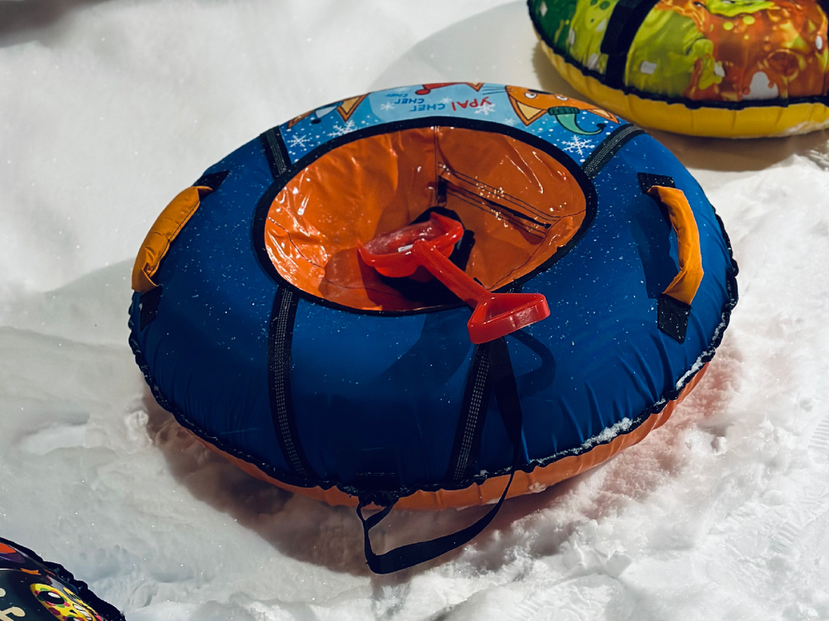 Знаю, что правильно это называется «тюбинг», но мне привычнее разговорное «ватрушка». Поэтому дальше и ниже буду называть по-простому.