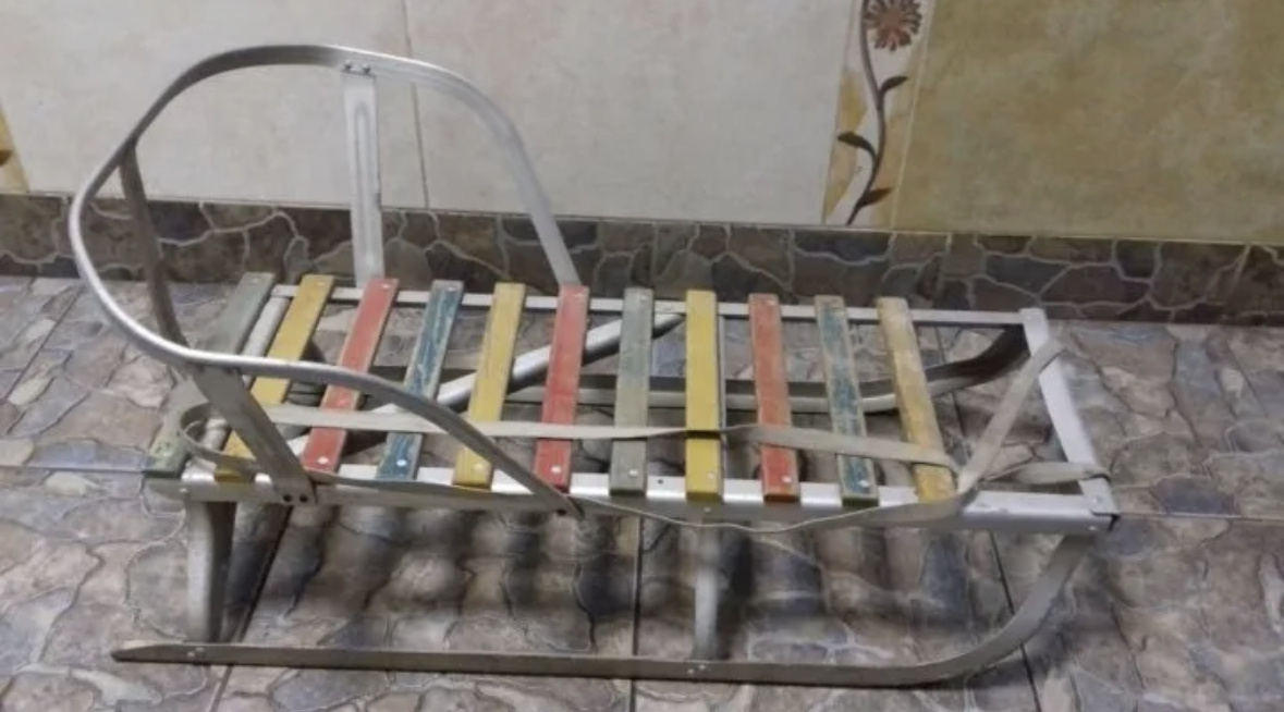 У меня были примерно такие санки. Фото из интернета. 