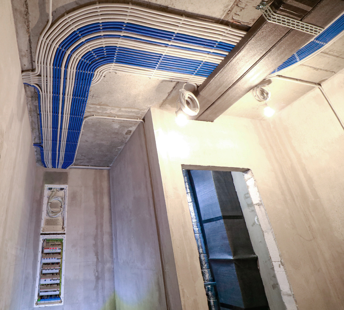 Кабель проложен в синей пнд трубе